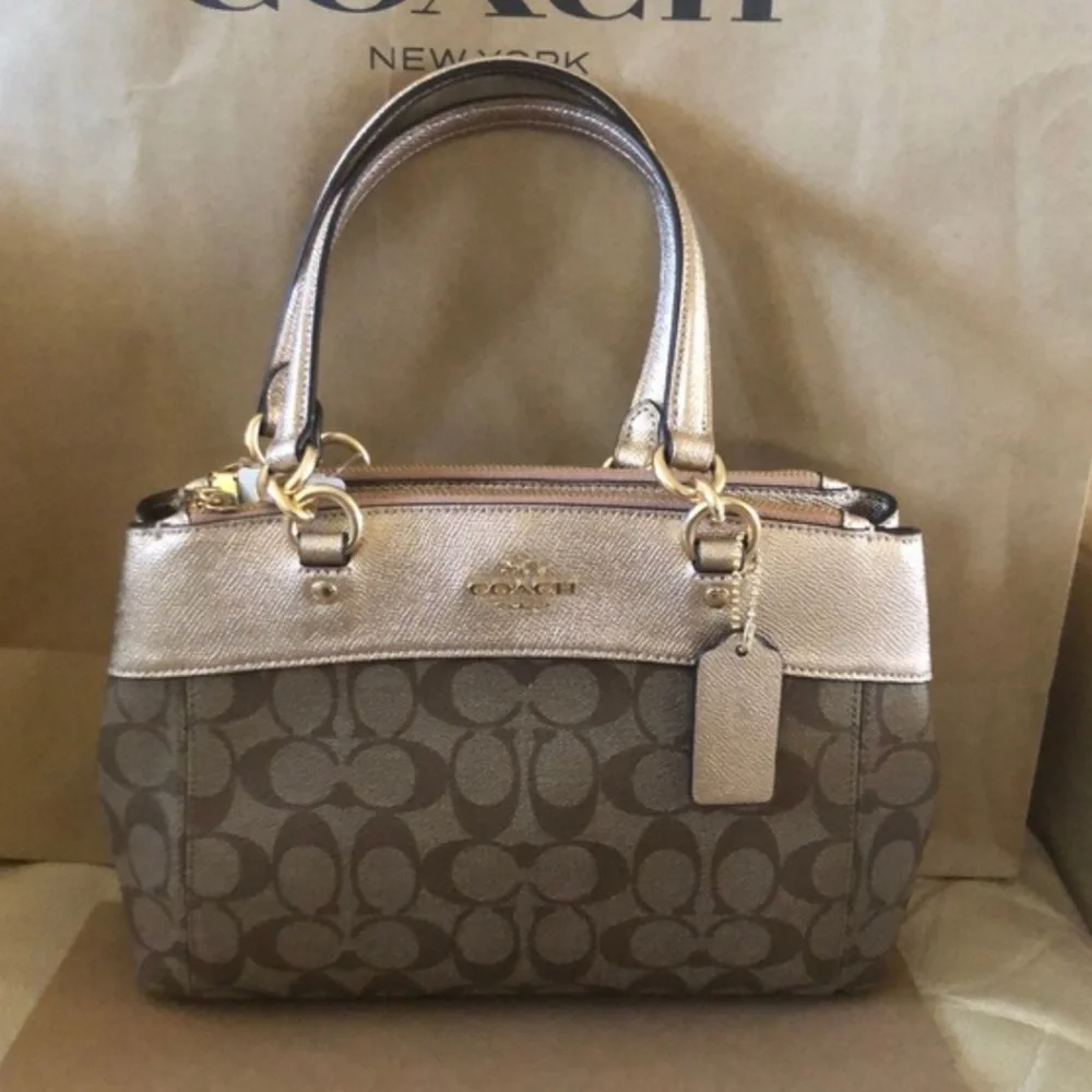 “👜‎ COACH Metallic Gold Signature Bag ✨ Luxury Chic & Classic Style 💫”